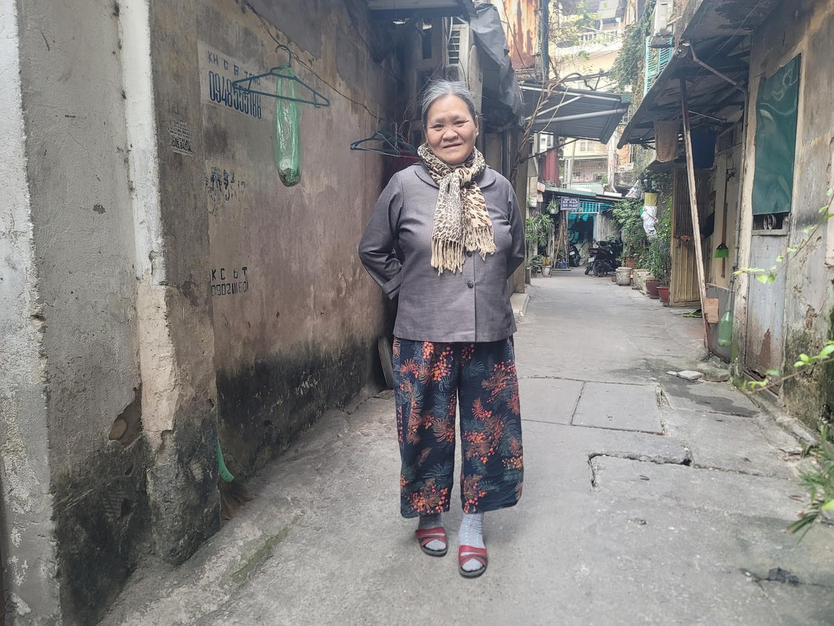 Cũng như bác Thống, cô Mỹ (68 tuổi), cô Ngọc (59 tuổi) ở khu D2, D3 khu tập thể Ngọc Khánh đã sống gần 30 năm tại đây cũng vui vẻ, mong muốn chuyển đi, vì sự xuống cấp của nơi đây, đặc biệt là hệ thống thoát nước, mưa xuống cống tràn, tràn từ nhà vệ sinh ngược vào trong. “Ở đây chỉ những người có mặt bằng kinh doanh buôn bán ở tầng 1 phía trước mới không muốn chuyển đi thôi”. cô Mỹ chia sẻ.