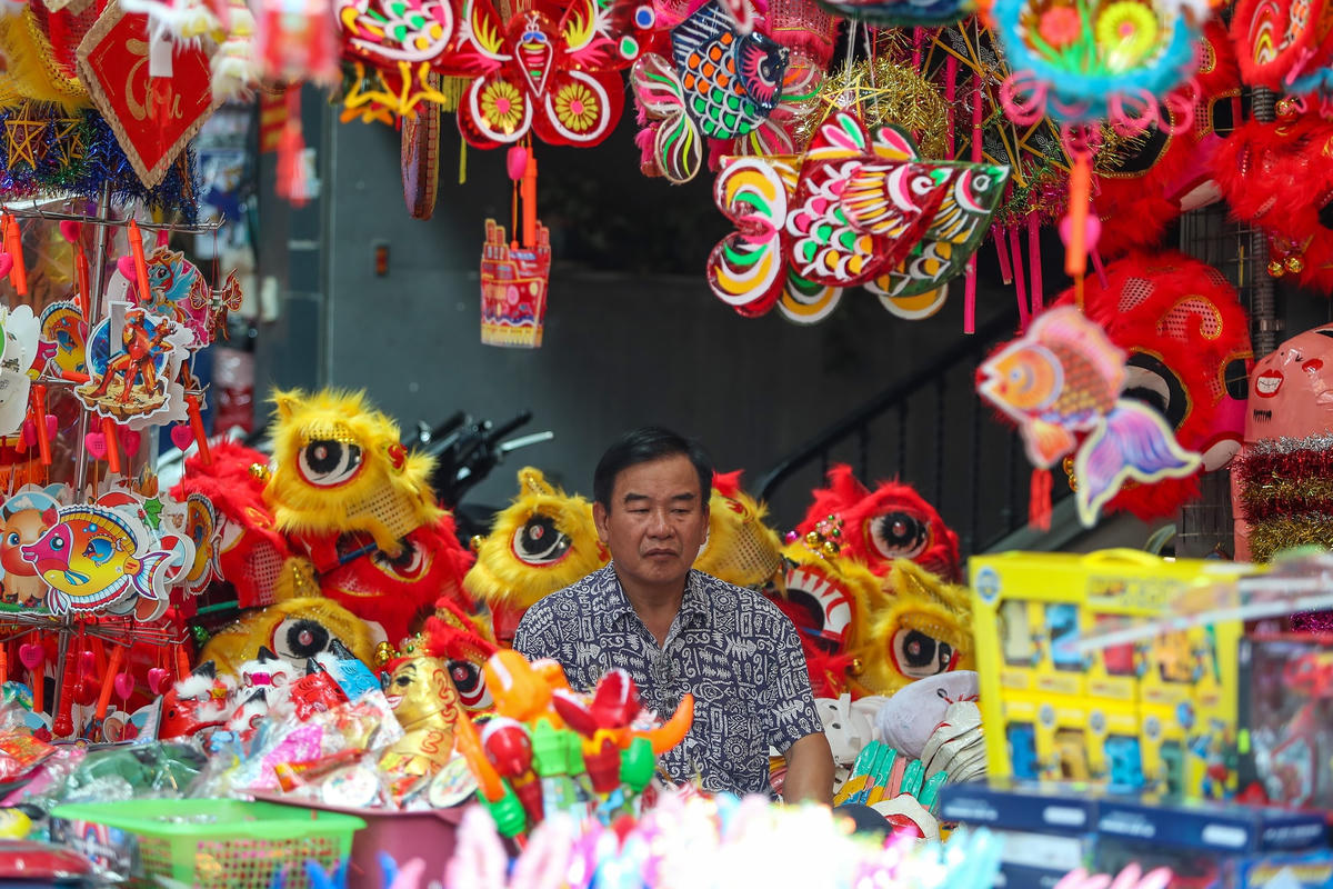 Theo một số tiểu thương tại phố Hàng Mã, các sản phẩm đồ chơi truyền thống được sản xuất tại Việt Nam chiếm khoảng 60%, 40% còn lại là hàng nhập ngoại. Năm nay giá cả không có nhiều biến động so với năm trước. Vì lo kinh tế khó khăn, người dân thắt chặt chi tiêu.