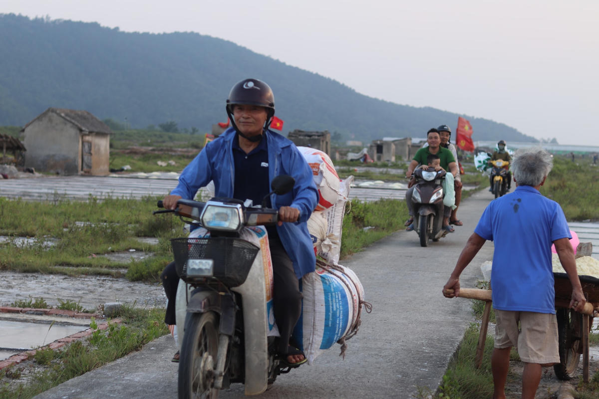 Trên chuyến xe cuối ngày, ông Nguyễn Văn Quang chở 5 bao muối (nặng 3 tạ) trên chiếc Drem Tàu cũ nát. Với ông Quang, việc mua muối không chỉ để mang về lợi nhuận cho bản thân mà nó còn có giá trị về tinh thần, tạo động  lực giúp bà con Tam Hòa vững tin với nghề.