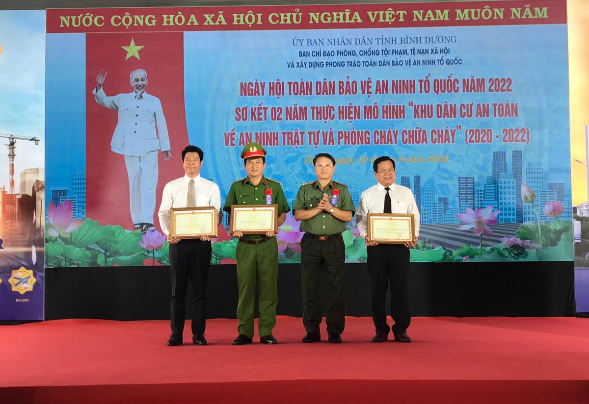 Trao tặng Bằng khen, Giấy khen cho các tập thể, cá nhân có nhiều đóng góp cho phong trào bảo vệ ANTQ.  