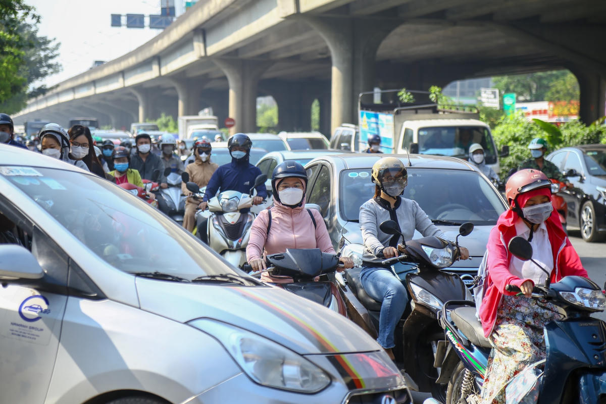 Đường phố Hà Nội ùn tắc nghiêm trọng ngày làm việc đầu tiên sau kỳ nghỉ lễ