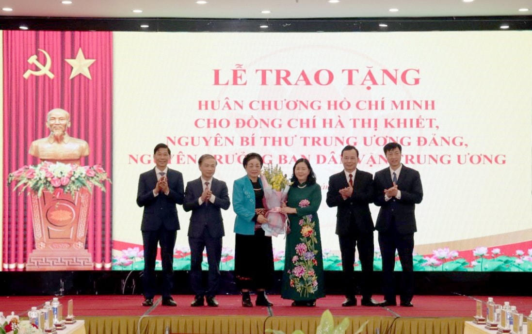 Lãnh đạo Ban Dân vận Trung ương tặng hoa chúc mừng bà Hà Thị Khiết, nguyên Bí thư Trung ương Đảng, nguyên Trưởng ban Dân vận Trung ương.