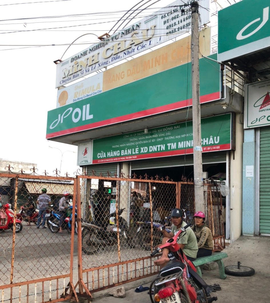 Nhiều cữa hàng xăng dầu tại thị trấn Phan Rí Cửa, huyện Tuy Phong, đóng cữa và bán nhỏ lẻ.