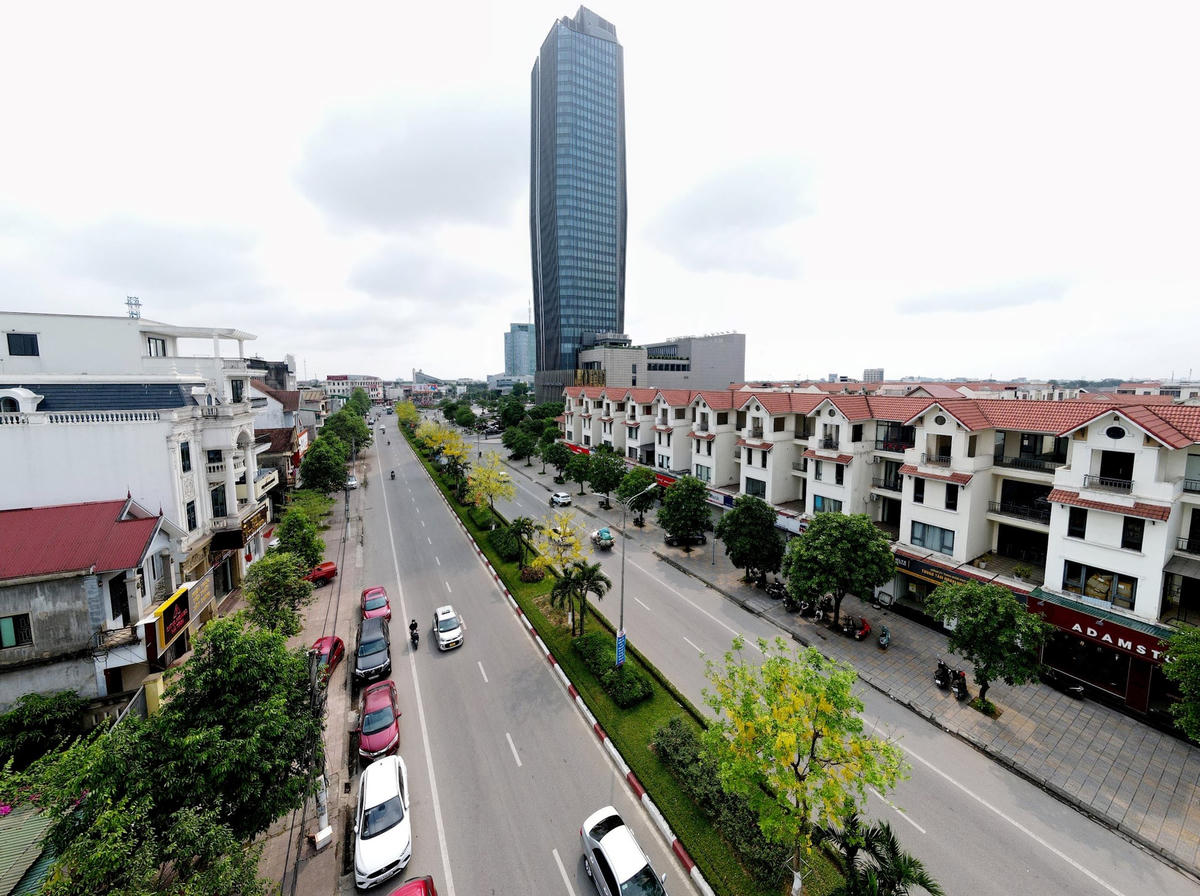 Nắng hè càng chói chang, muồng hoàng yến càng nở nhiệt tình, màu vàng tươi càng dâng trào sức sống mãnh liệt, tạo nên một nét chấm phá nổi bật giữa trời xanh và mây trắng. Ảnh: Cẩm Kỳ