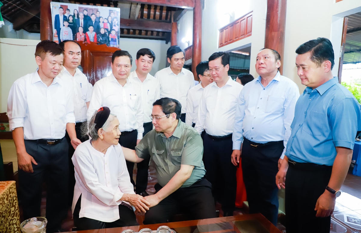 Thủ tướng dâng hương tại Nghĩa trang Liệt sĩ quốc tế Việt - Lào