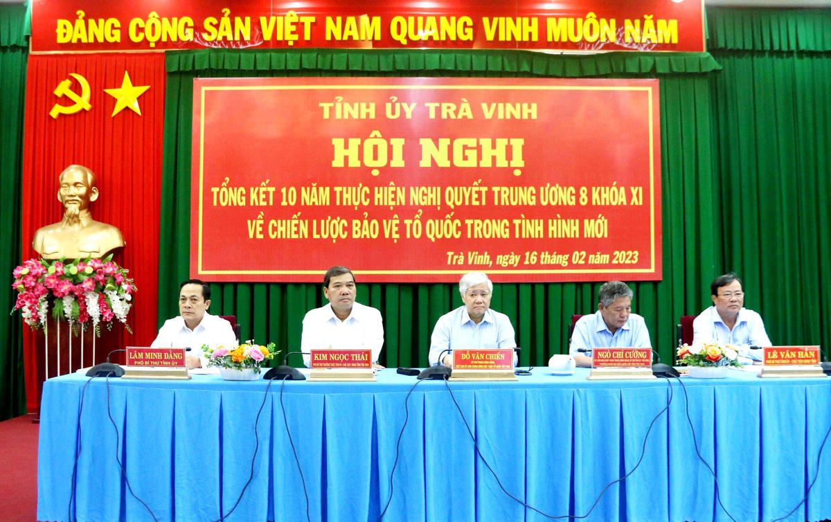 Chủ tịch Đỗ Văn Chiến cùng lãnh đạo tỉnh Trà Vinh dự hội nghị.