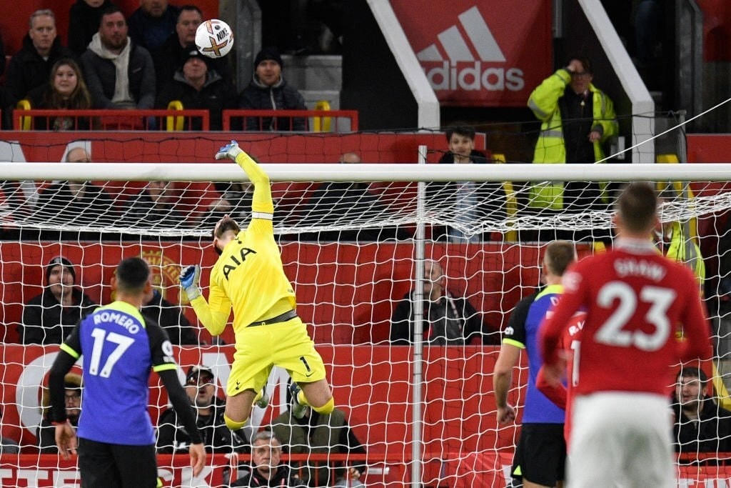 Pha tung người đẩy bóng vọt xà của Lloris (Ảnh: Getty).