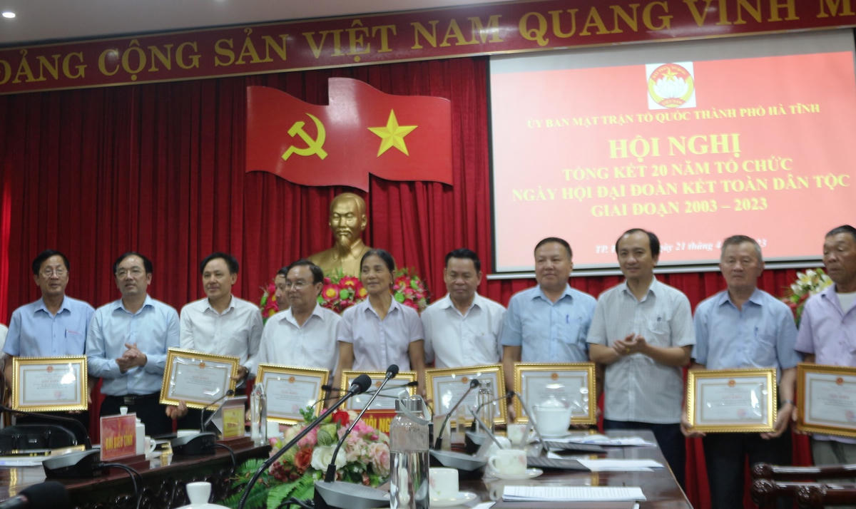 Tặng giấy khen cho các tập thể và cá nhân có thành tích trong tổ chức Ngày hội Đại đoàn kết toàn dân tộc giai đoạn 2003-2023.