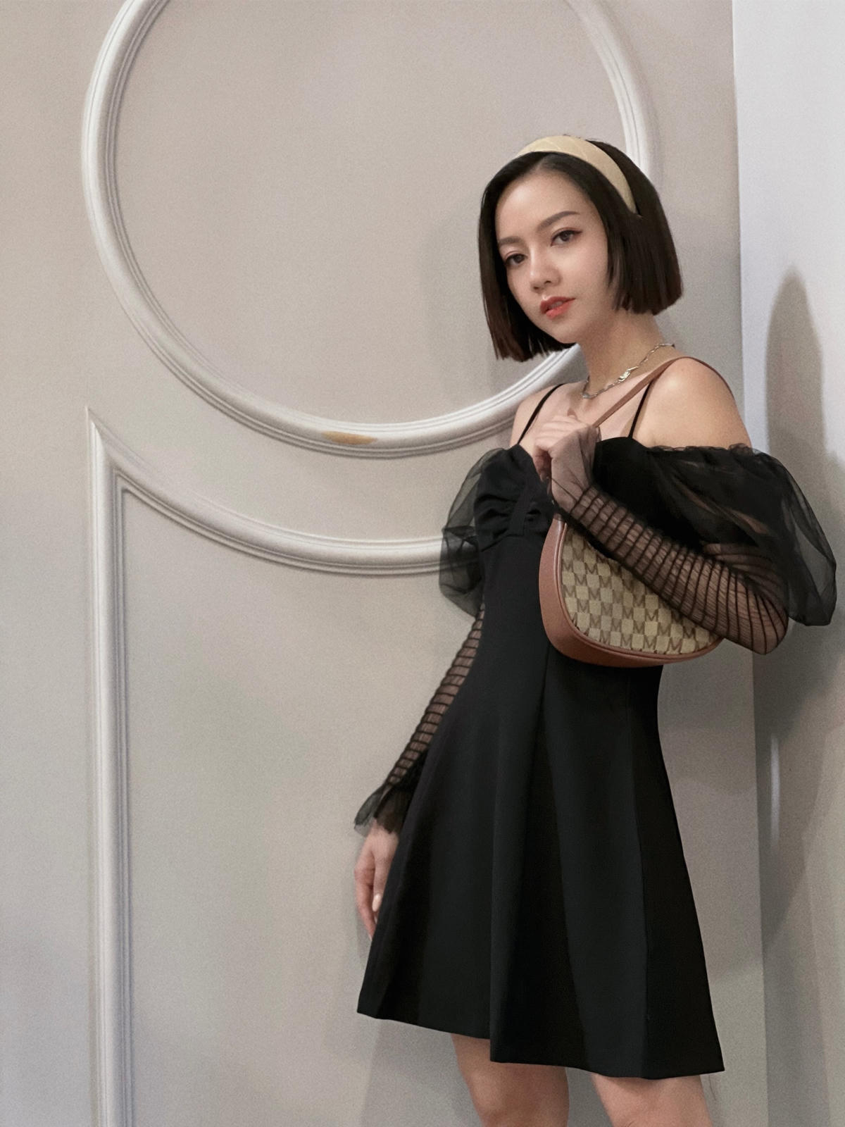 Tuy thường được giao cho những vai “ác nữ” hay hình ảnh nghiêm túc trong các bộ phim nhưng ngoài đời, Băng Di lại mang đến cho khán giả một ấn tượng khác hẳn. 