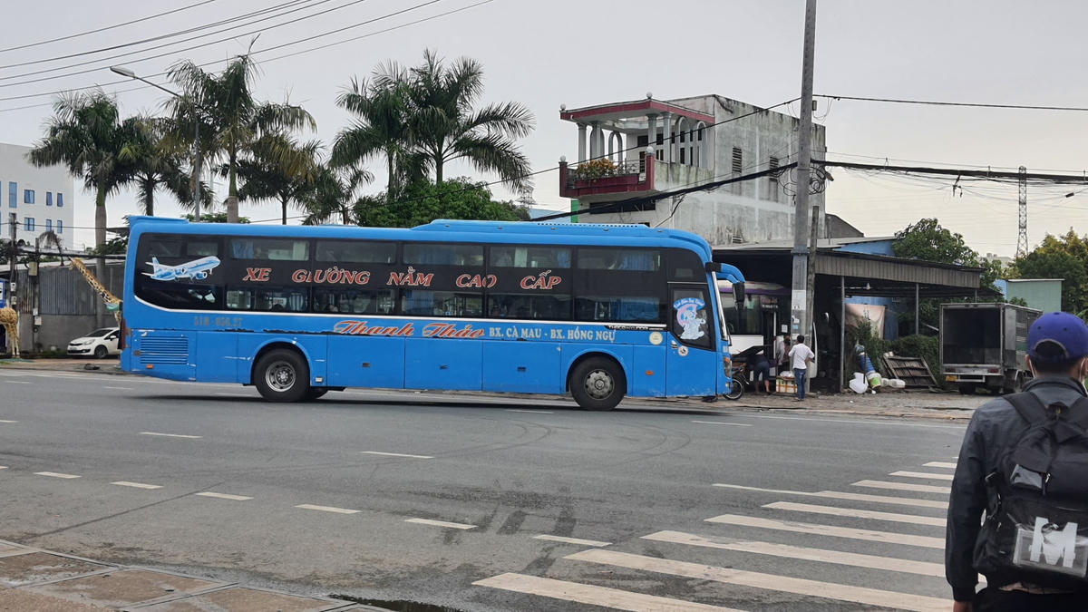 Xe khách vào "bến cóc" đón khách.