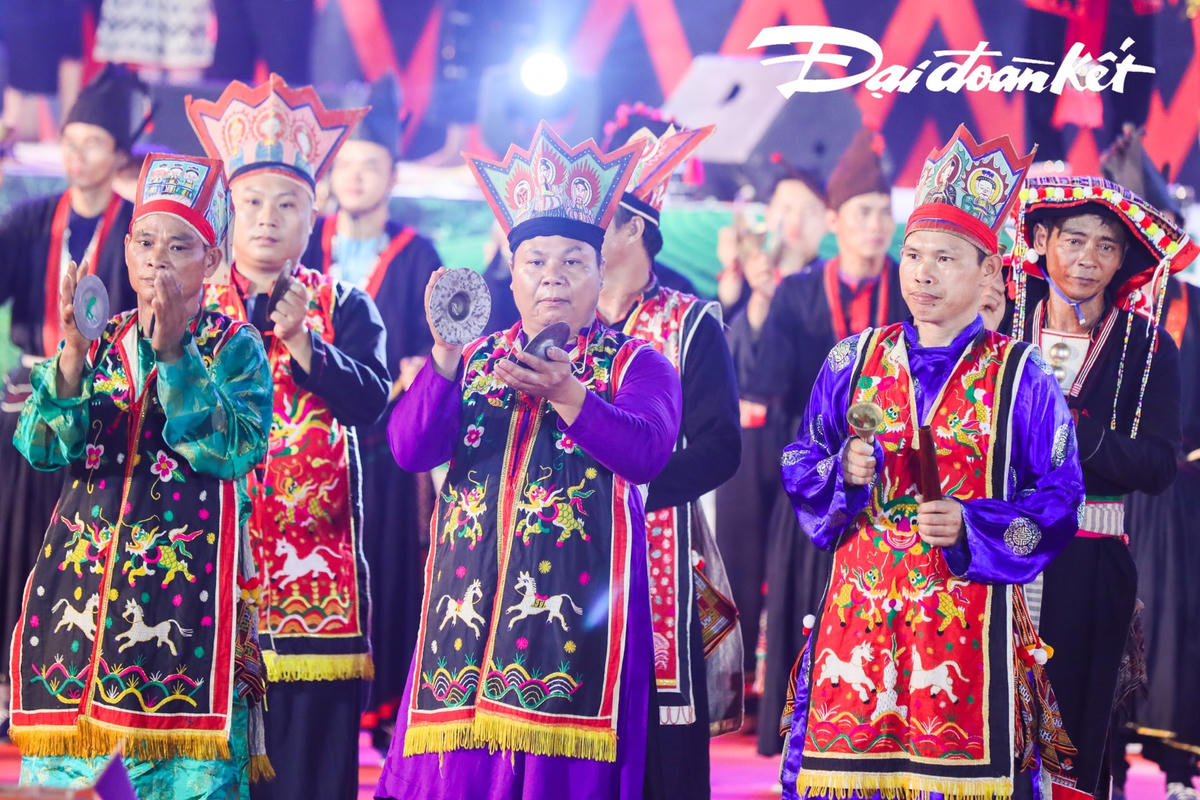 Khuyến khích, hỗ trợ đồng bào giữ gìn và phát huy bản sắc văn hóa của từng dân tộc
