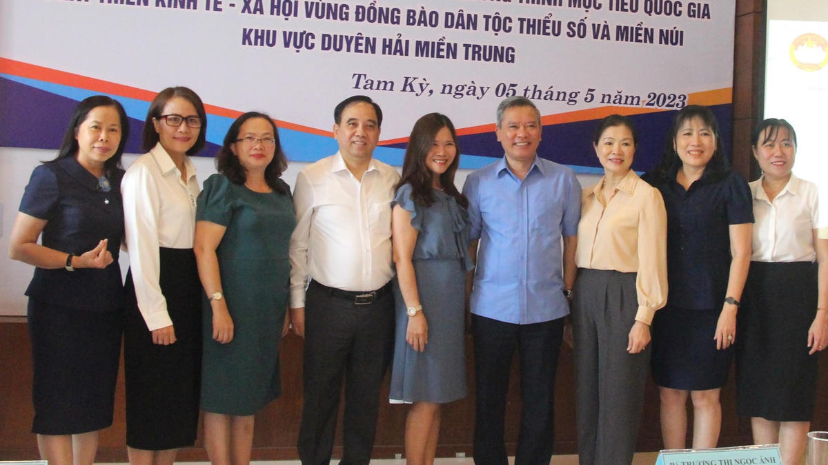 Các đại biểu tham dự Hội nghị tập huấn chụp ảnh lưu niệm.  