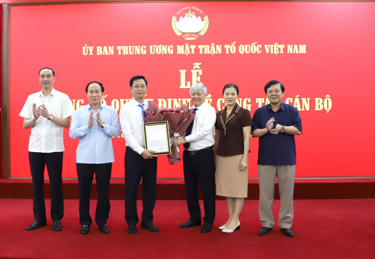 Chủ tịch Đỗ Văn Chiến cùng các đồng chí trong Ban Thường trực UBTƯ MTTQ Việt Nam tặng hoa chúc mừng ông Cao Xuân Thạo.