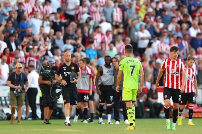 Cristiano Ronaldo bỏ vào đường hầm khi trận đấu Man Utd và Brentford kết thúc. Ảnh: AP.