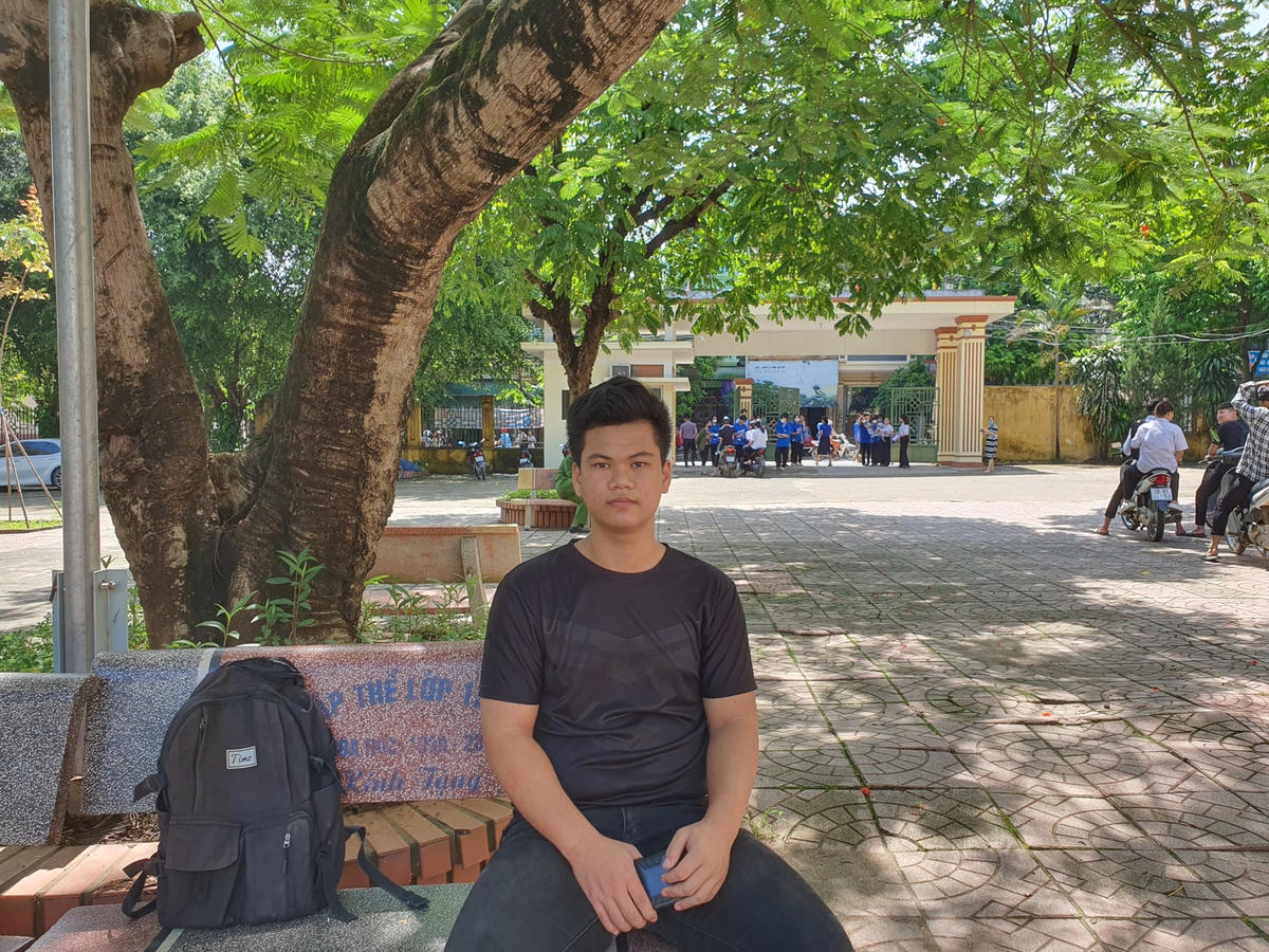 Em Nguyễn Như Chinh - học sinh lớp 12 A4 (Trường THPT Ngô Quyền) cho biết, đề thi môn Ngữ văn năm nay không quá khó, tuy nhiên bản thân em ôn luyện chưa được sát nên chỉ làm bài được khoảng 60%. Đa phần các bạn cùng phòng thi với em đều làm được bài, em sẽ cố gắng hơn trong các buổi thi chiều nay và ngay mai để đạt kết quả như bản thân mong muốn.