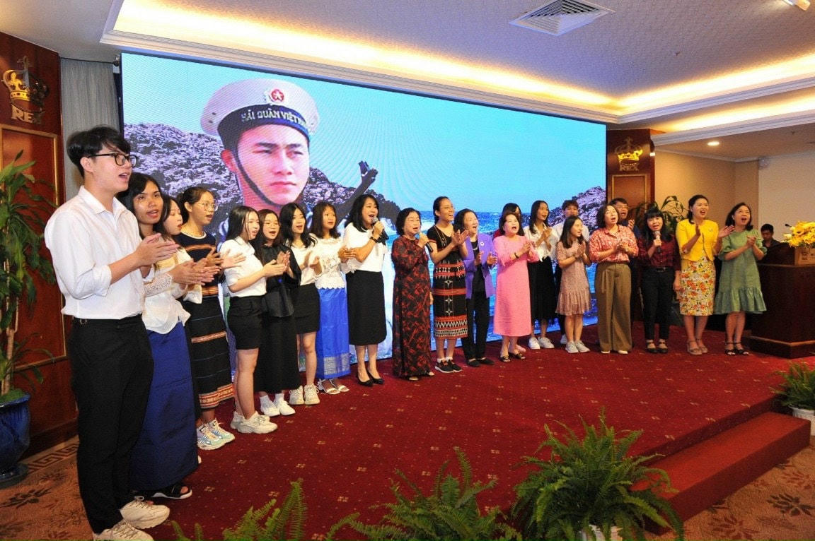 Học sinh là con em chiến sĩ, người dân trên đảo xa được học bổng ăn học miễn phí.
