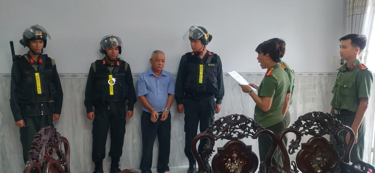 Cơ quan chức năng thi hành lệnh bắt tạm giam đối với ông Phan Văn Thanh - nguyên Trưởng phòng Tài chính-Kế hoạch Trường Đại học Đồng Nai. Ảnh: Công an cung cấp.