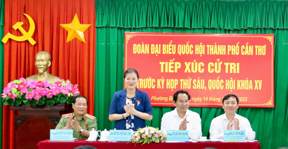 Phó Chủ tịch Ủy ban Trung ương MTTQ Việt Nam Trương Thị Ngọc Ánh tại buổi tiếp xúc cử tri sáng 14/10.