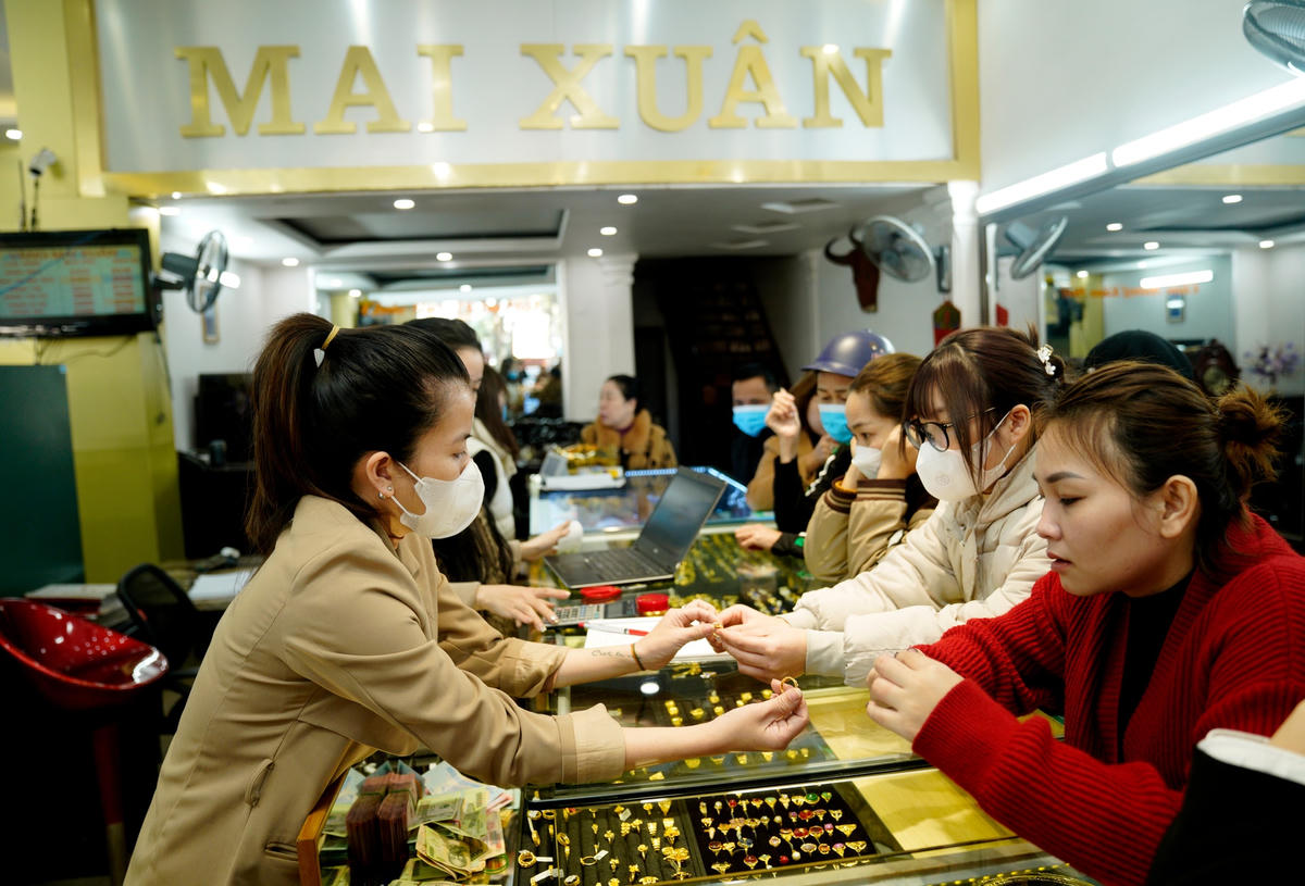 Chị Bùi Diệu Huyền, Chủ cửa hàng vàng Mai Xuân (đường Nguyễn Công Trứ) cho biết, năm nay lượng hàng bán ra nhiều hơn năm ngoái. Riêng cửa hàng của chị cảnh chen lấn chỉ diễn ra trong thời gian ngắn do lượng khách đặt trước chiếm phần lớn.