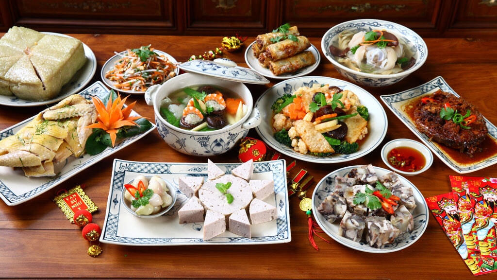 Dịp Tết, các gia đình thường chuẩn bị rất nhiều đồ ăn. Tuy nhiên, đi kèm với đó cũng là mối lo tăng cân và an toàn thực phẩm. Ảnh minh họa: VGP.