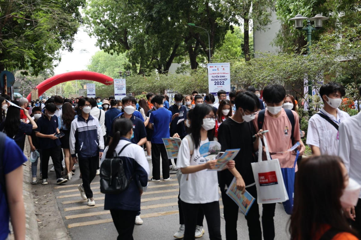 Học sinh tham gia ngày hội Tư vấn - hướng nghiệp.