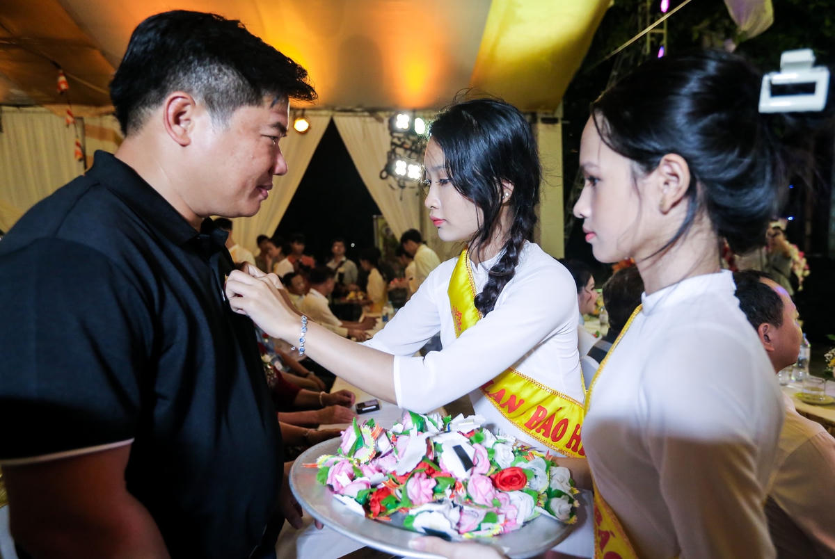 Mồ côi mẹ năm 7 tuổi, cô gái bật khóc trong nghi thức 'Bông hồng cài áo' tại lễ Vu Lan