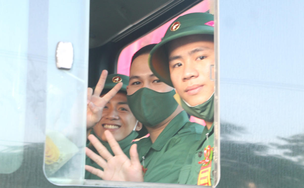 Các tân binh vẫy tay chào mọi người.