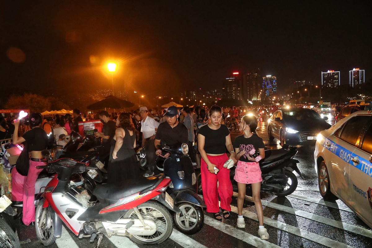 "Dù ở phía bên ngoài nghe nhóm nhạc hát tôi cũng cảm thấy rất vui dù âm thanh không được như  phía bên trong. Tuy nhiên, ở Việt Nam mà được nghe nhóm nhạc BlackPink hát cũng thấy rất phấn khích", chị Thủy cho hay.