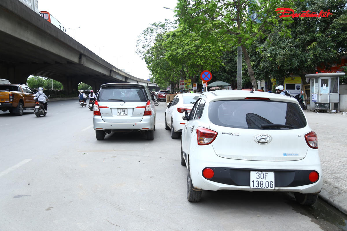 Phớt lờ biển cấm hàng dài ô tô ngang nhiên dừng đỗ.