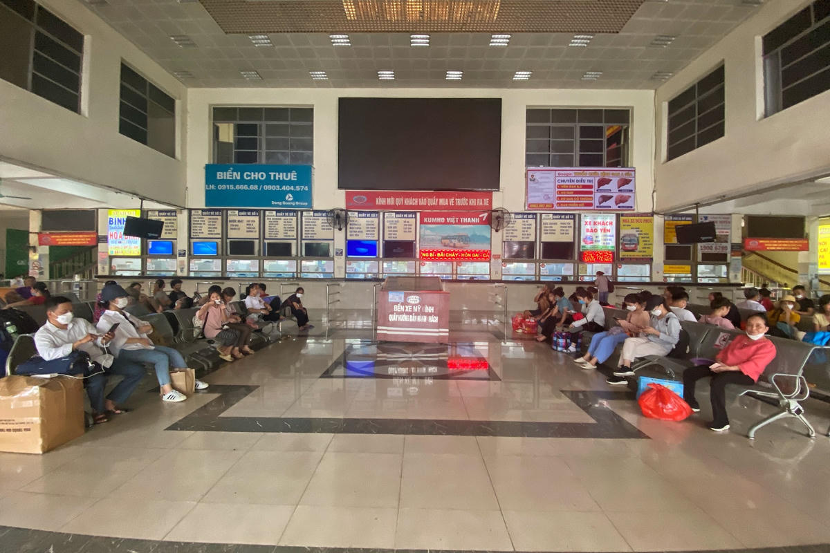 Người dân ùn ùn đổ ra bến xe trước kỳ nghỉ Lễ Quốc khánh 2-9
