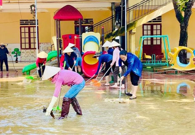 Với phương châm nước lũ rút đến đâu thu, dọn vệ sinh đến đó, công đoàn các trường học phối hợp với phụ huynh cùng các đoàn thể chung tay khắc phục hậu quả một cách nhanh chóng nhưng phải đảm bảo an toàn là trên hết.