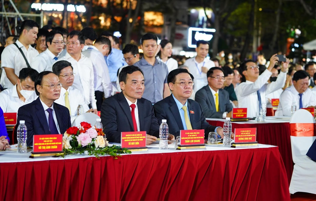 Chủ tịch Quốc hội Vương Đình Huệ và đại biểu dự Lễ hội Hoa Phượng Đỏ - Hải Phòng 2022.