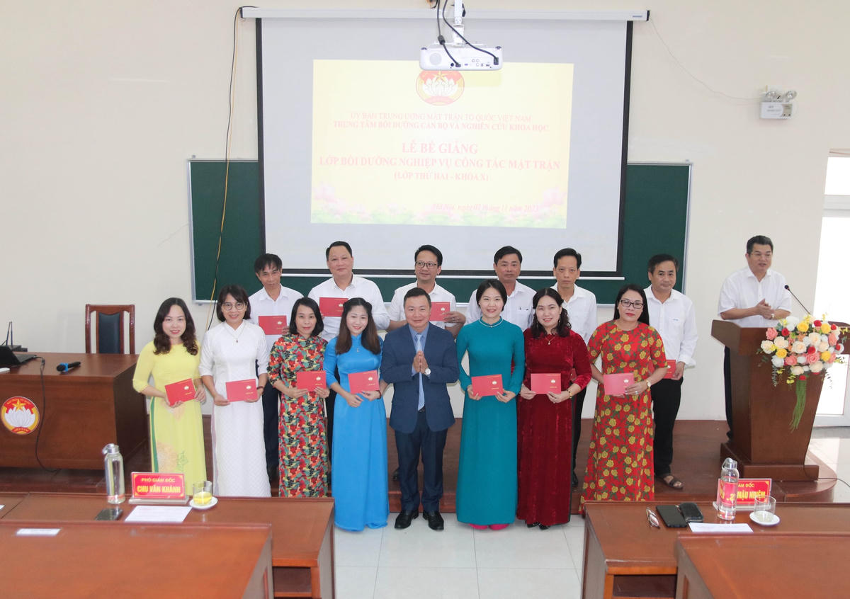 Lãnh đạo Trung tâm Bồi dưỡng cán bộ và Nghiên cứu khoa học MTTQ Việt Nam trao Giấy chứng nhận hoàn thành Lớp bồi dưỡng cho các học viên tham dự.
