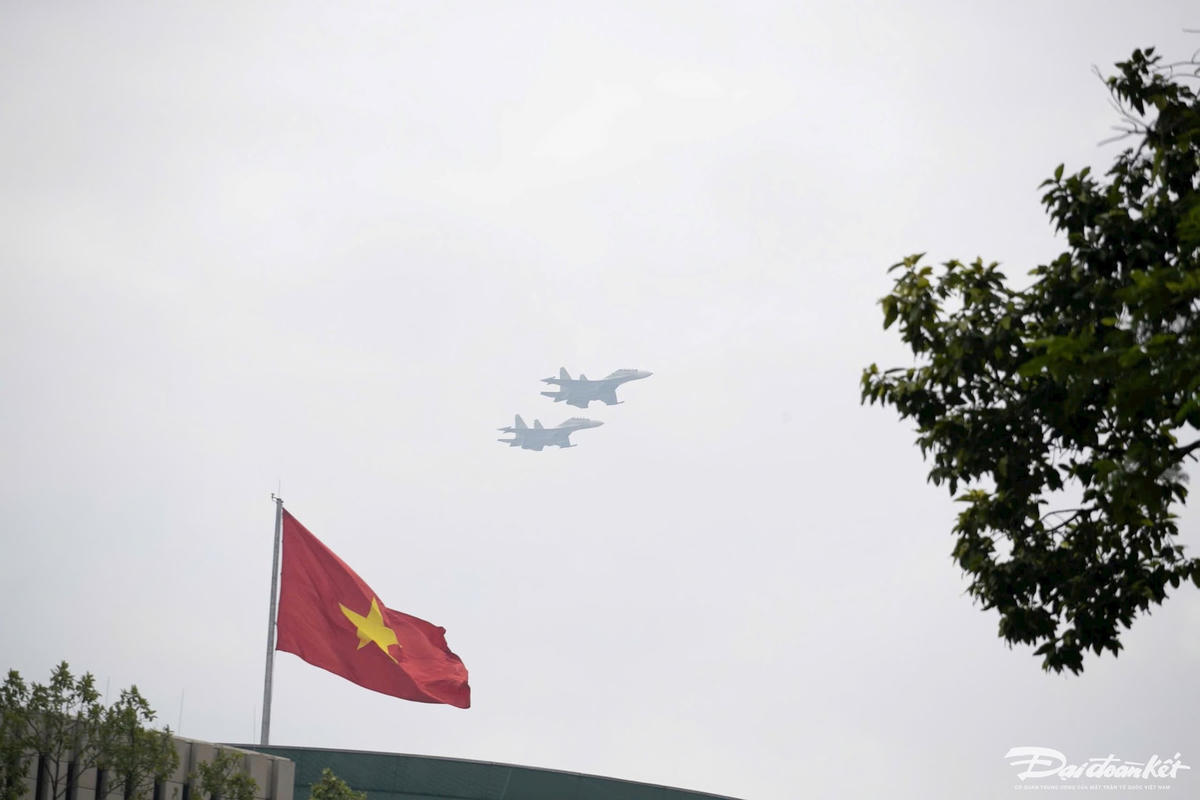 Với trang bị hệ thống tên lửa dẫn đường tầm ngắn và tầm trung, những chiếc chiến đấu cơ Su-30MK2 có thể tấn công chính x các mục tiêu mặt đất, mặt nước từ khoảng cách 120 km.