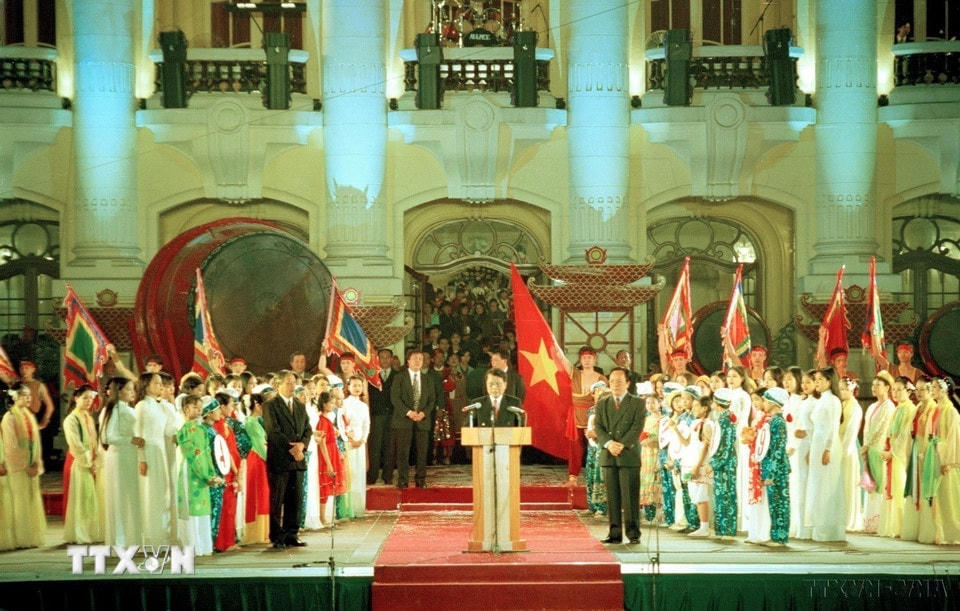 Chủ tịch nước Trần Đức Lương đọc thông điệp chào thiên niên kỷ mới và chúc mừng năm mới 2000 (Hà Nội, 1/1/2000). (Ảnh: Minh Điền/TTXVN)