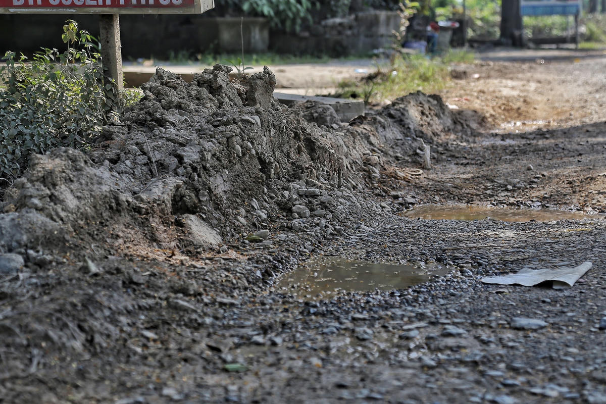 Đường bị các xe có tải trọng lớn cày xới dù nhiều lần được sửa chữa.