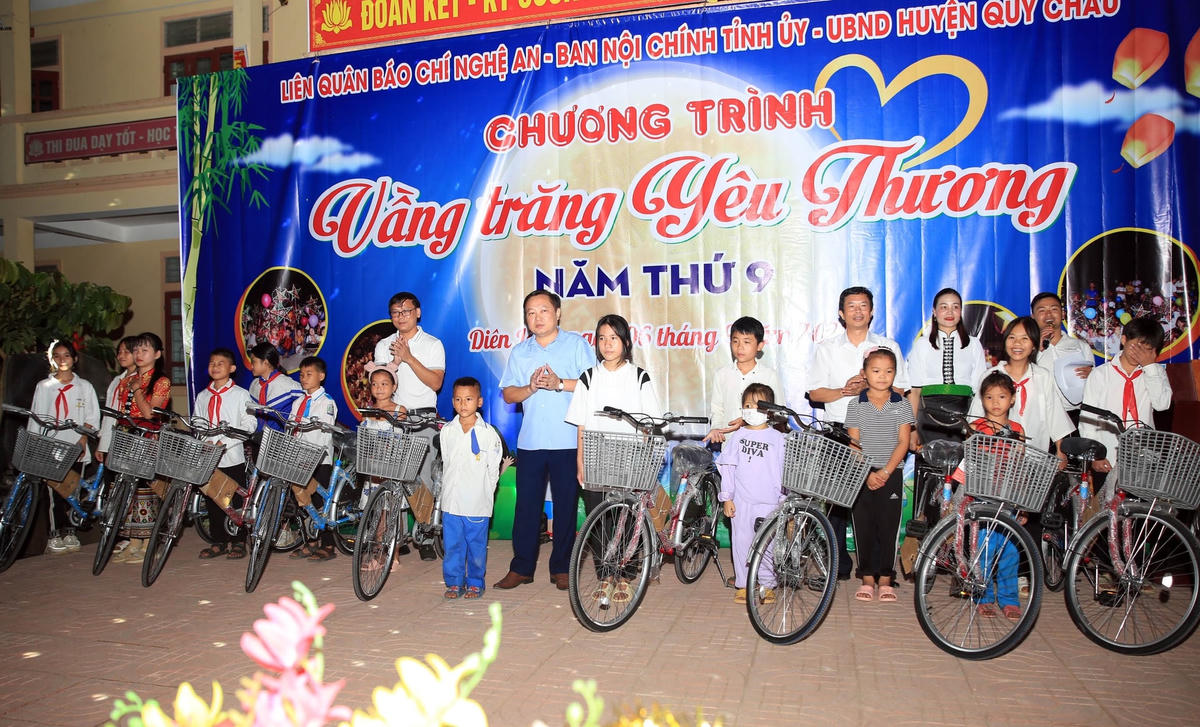 Hơn 70 chiếc xe đạp được trao cho các em học sinh nghèo tại xã Diên Lãm, huyện Qùy Châu. 
