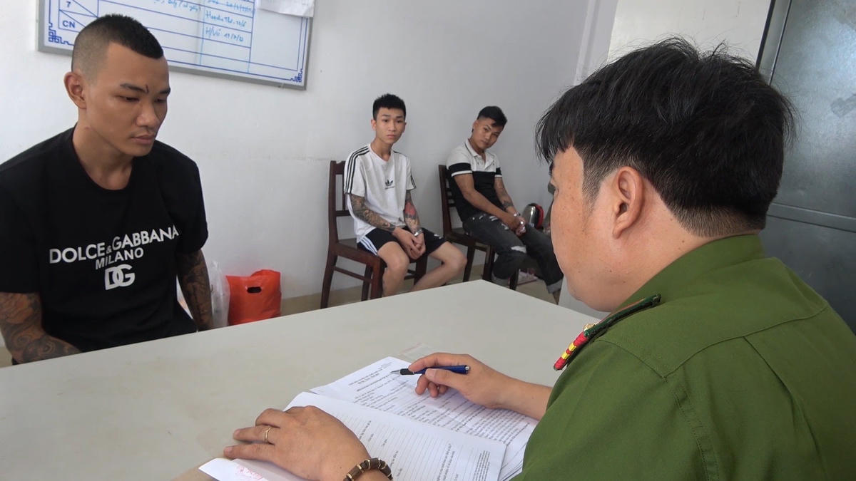 Các đối tượng tại cơ quan Công an.
