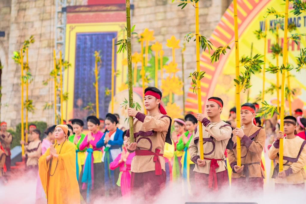 Hàng năm, Tây Yên Tử cũng là nơi diễn ra nhiều lễ hội lớn, đón du khách thập phương về tham dự. Ngay trong dịp đầu xuân Qúy Mão vừa qua, Lễ khai hội Xuân Tây Yên Tử và Tuần lễ Văn hóa - Du lịch tỉnh Bắc Giang năm 2023 đã thu hút 500-600 nghìn lượt khách đổ về đây. (Ảnh chụp tại Lễ khai hội Xuân Tây Yên Tử 2023).