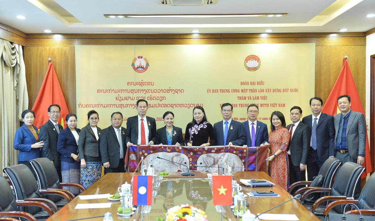 Các đại biểu chụp ảnh lưu niệm. Ảnh: Minh Đức.