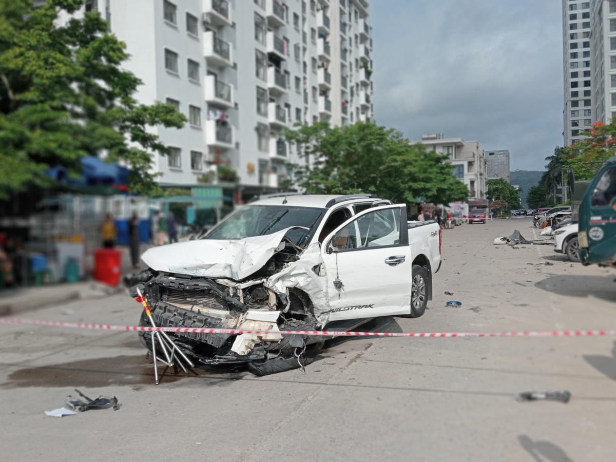 Chiếc xe bán tải màu trắng bị hư hỏng nặng sau vụ đâm mạnh hàng loạt xe.