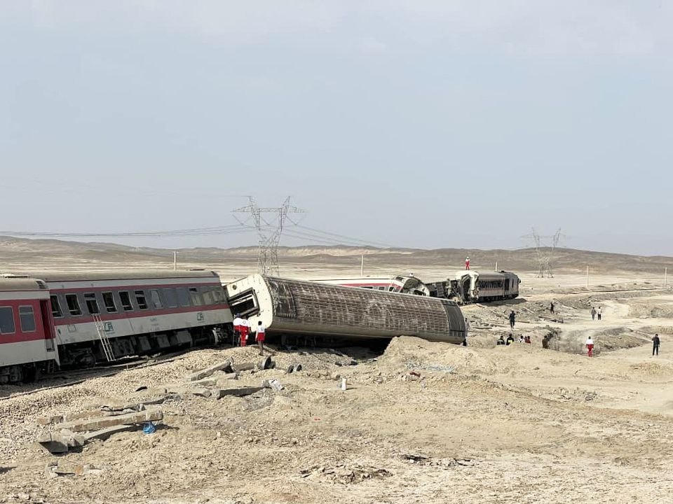 Hiện trường vụ tai nạn tàu hỏa tại miền đông Iran. Ảnh: Reuters.