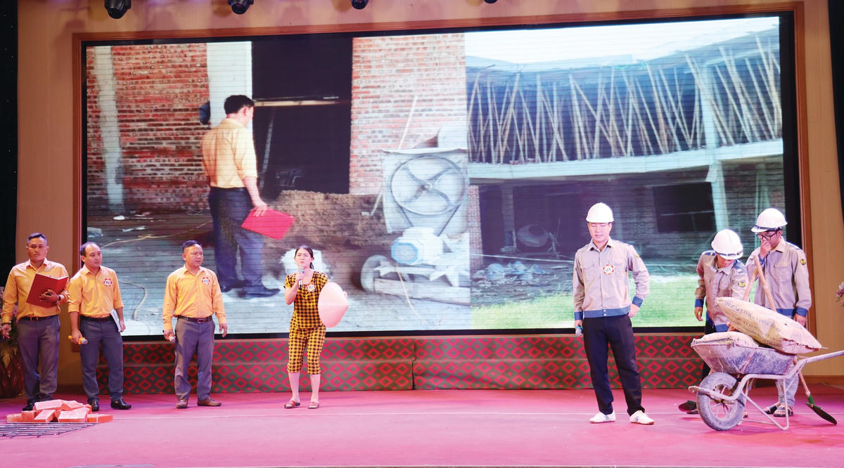 Phần thi Tiểu phẩm của 2 đội Nghi Thu (thị xã Cửa Lò) và đội Hưng Tân (huyện Hưng Nguyên). Ảnh Điền Bắc.