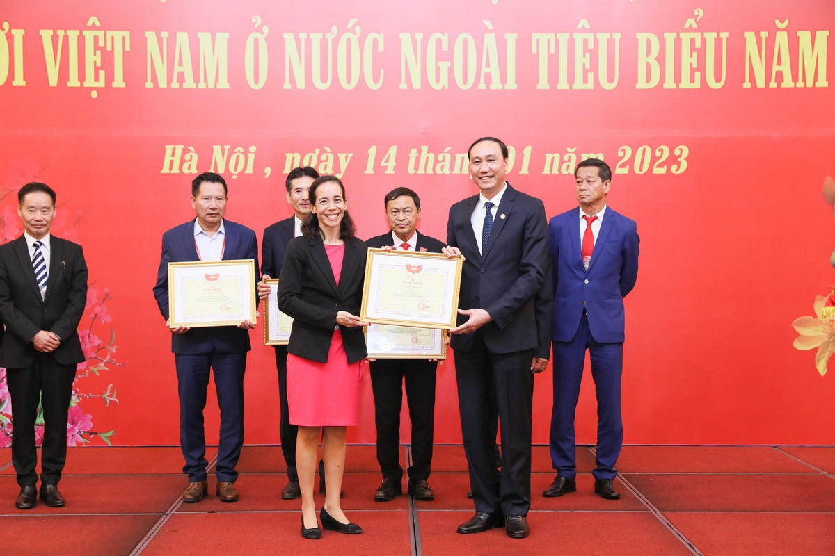 Phó Chủ tịch Phùng Khánh Tài trao bằng khen cho các cá nhân người Việt Nam ở nước ngoài có thành tích xuất sắc.