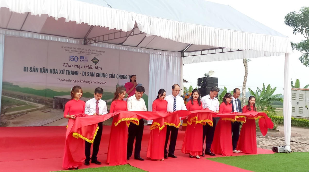Các đại biểu cắt băng khai mạc triển lãm.