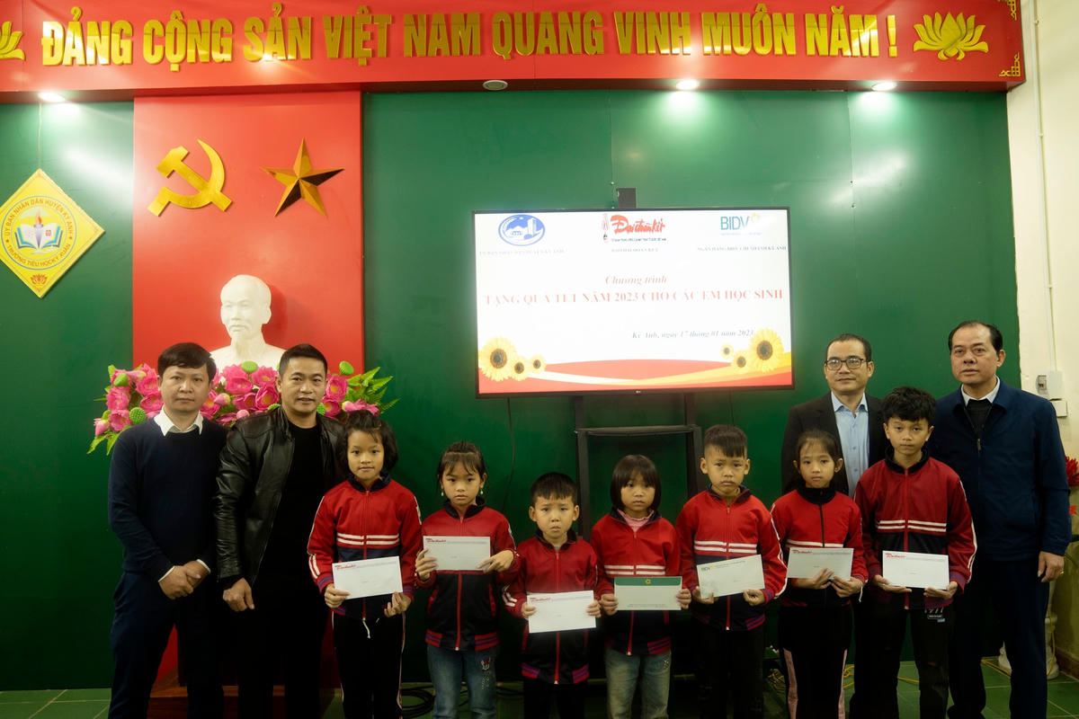 Báo Đại Đoàn Kết, Ngân hàng TMCP Đầu tư và Phát triển Việt Nam BIDV san sẻ yêu thương, mang Tết đến cho người nghèo.