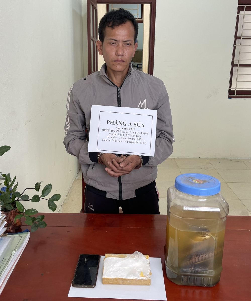 Phàng A Súa cùng số tang vật Công an thu giữ.