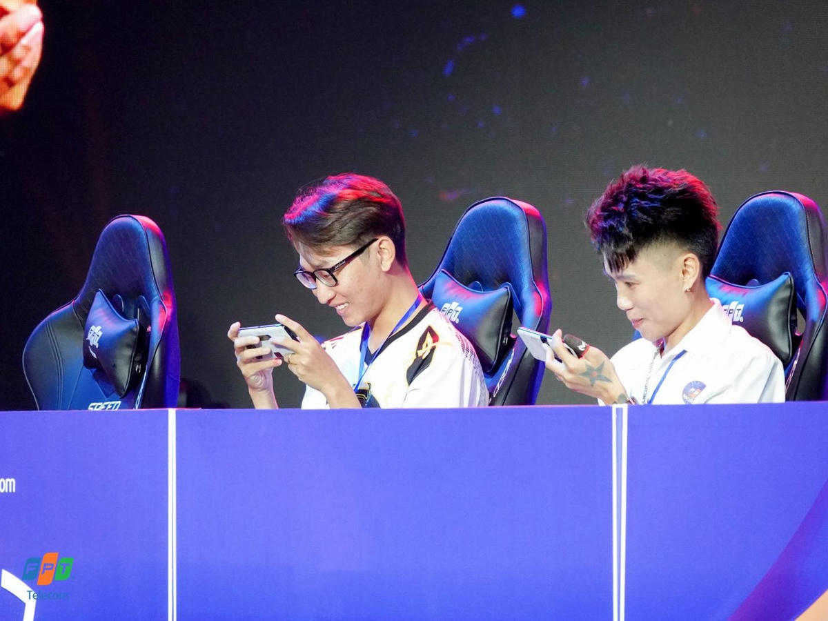 Streamer Đạt Villa và gamer Franky - Đội Thợ săn tại trận đấu game PUBG Mobile F-League.