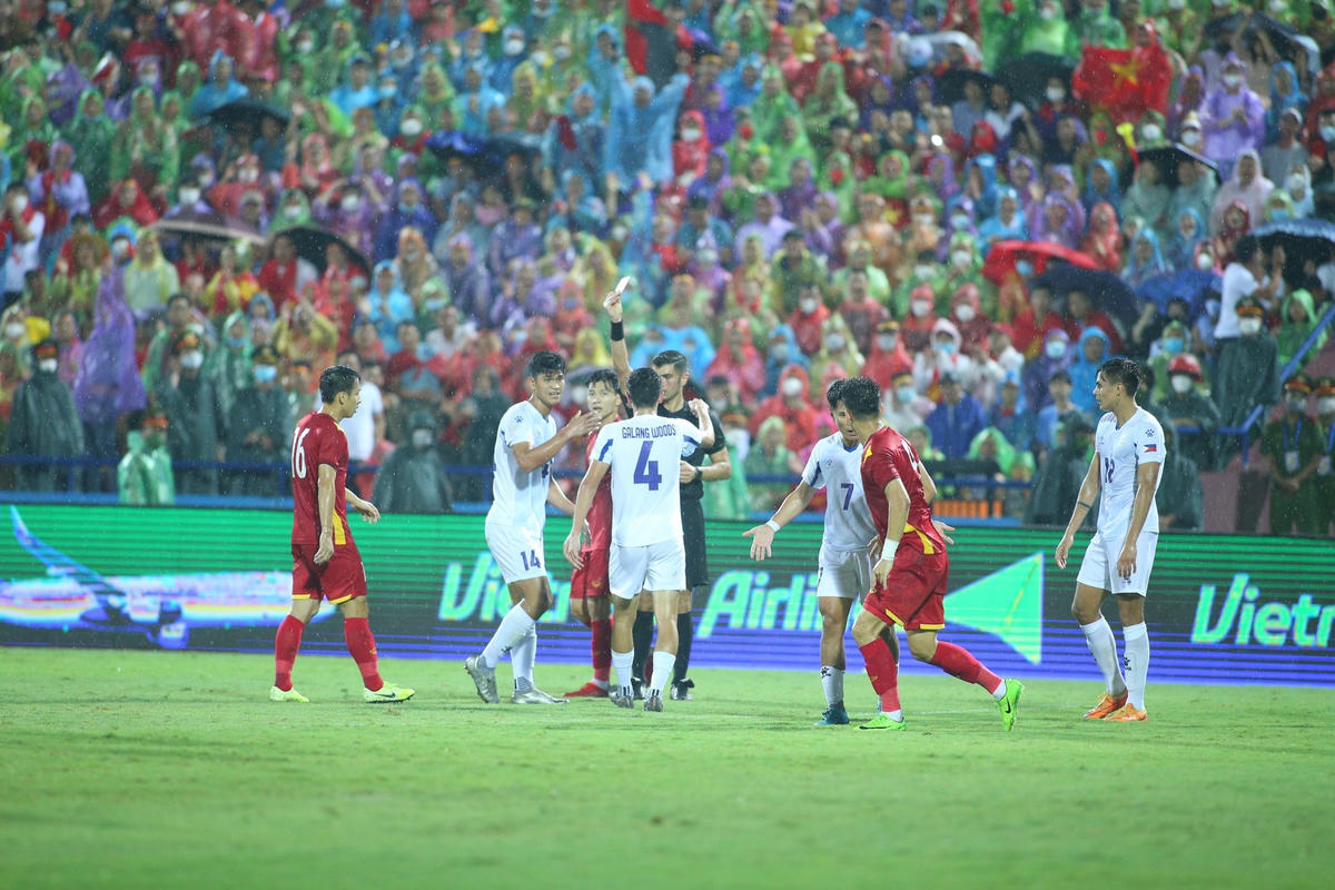 U23 Philipines phải nhận thẻ vàng sau tình huống phạm lỗi với các cầu thủ Việt Nam.