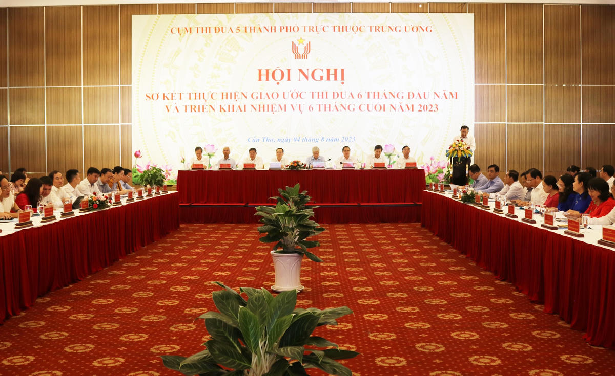 Quang cảnh hội nghị sơ kết thực hiện giao ước thi đua 6 tháng đầu năm 2023 và triển khai nhiệm vụ 6 tháng cuối năm, cụm thi đua 5 thành phố trực thuộc Trung ương.